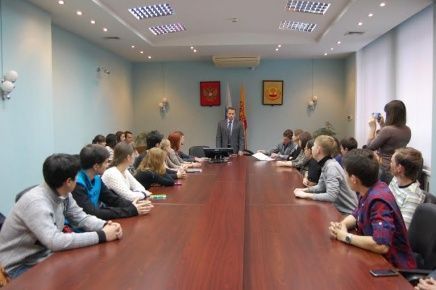 Проректор по учебной работе наградил дипломами победителей конкурса среди академических групп
