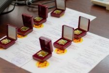 Торжественное вручение нагрудных знаков и удостоверений «Отличник учебы-2016»