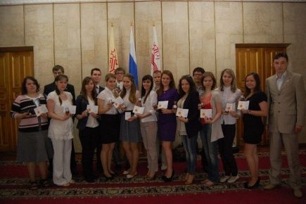 Студентам-отличникам - удостоверения и нагрудные знаки.